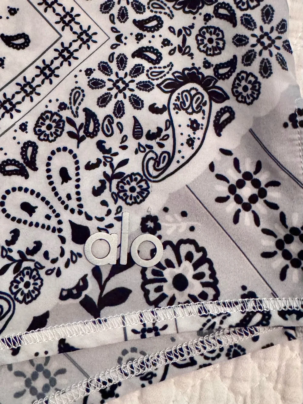 Alo Yoga Stride is the best Shorts in Black and White Print     Size XL